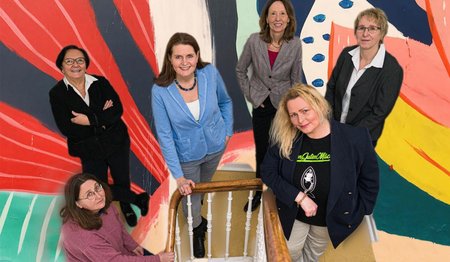 Sechs Frauen stehen an einer Treppe