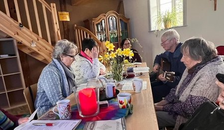 Frauen sitzen an einem Tisch 