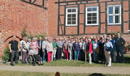 Eine Gruppe von Menschen steht vor einem Gebäude