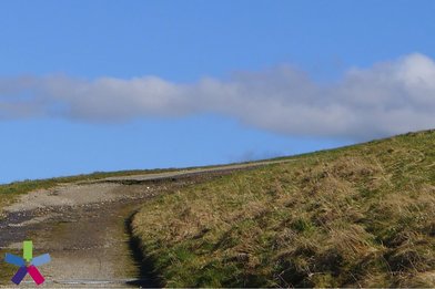 Landschaft mit Weg und blauem Himmel - Copyright: Ina Ebner 