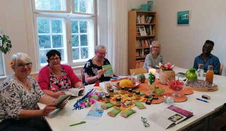 Frauen sitzen am Tisch